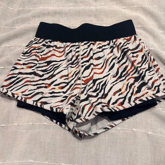 Fabletics Animal Print Athletic Shorts Women's Size Medium EUC - Picture 8 of 10